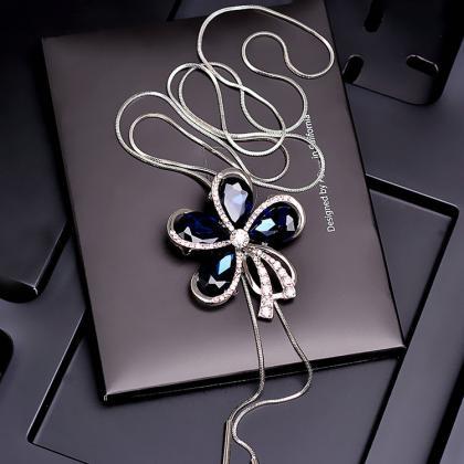 Fashion Blue Crystal Rhinestones Flower Necklace..